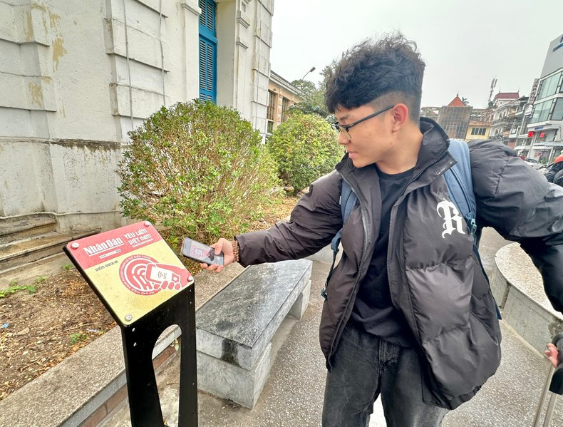 Visitors can use Nhan Dan Newspaper's digital technology to learn about the history of Hai Phong Station.