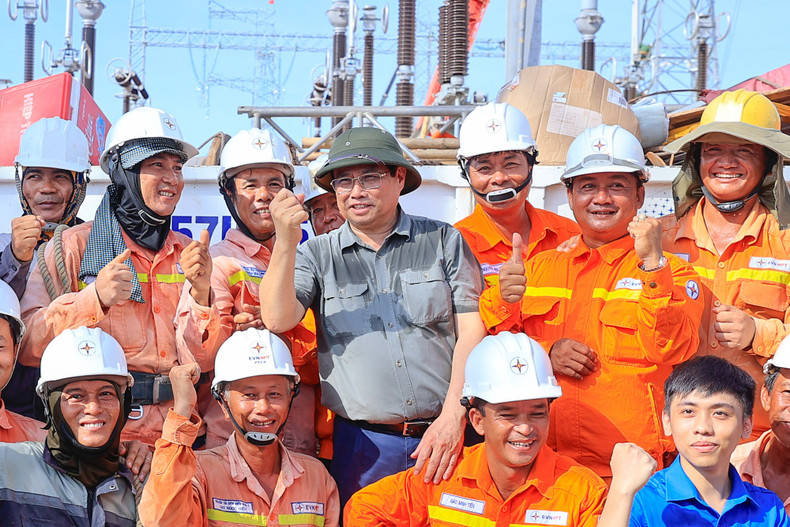 Prime Minister Pham Minh Chinh and the construction team at the 500kV Thanh Hoa Substation in Thieu Phuc Commune, Thieu Hoa District. (Photo: VGP)