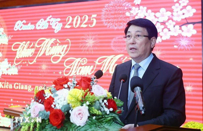 State President Luong Cuong extends Tet wishes to the Party Organisation, administration and residents of Kien Giang on January 14 (Photo: VNA)