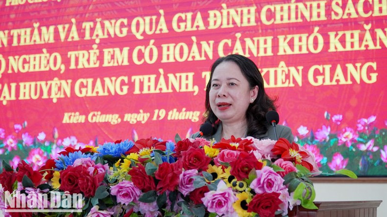 Vice President Vo Thi Anh Xuan speaks at the gift-giving ceremony in Giang Thanh District. Vice President Vo Thi Anh Xuan speaks at the gift-giving ceremony in Giang Thanh District.