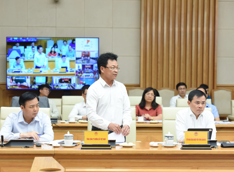 Chairman of the Members' Council of Vietnam Railways Corporation Dang Sy Manh delivers remarks.