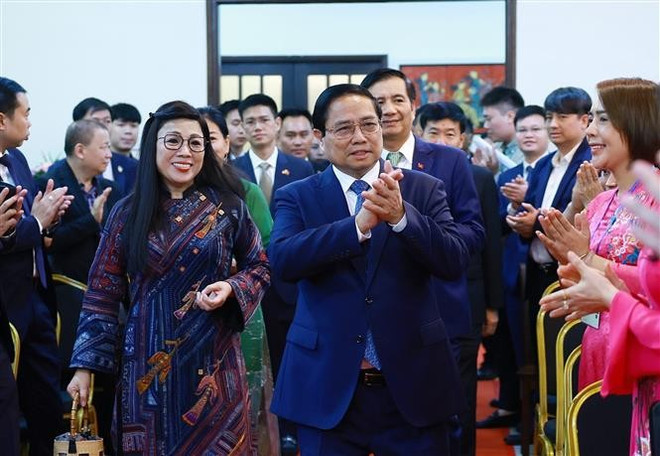 Prime Minister Pham Minh Chinh meets with the Vietnamese community in Malaysia on May 25. (Photo: VNA)