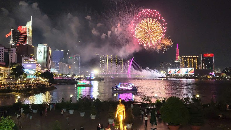 Fireworks display by Saigon River. (Photo courtesy of the collaborator) Fireworks display by Saigon River. (Photo courtesy of the collaborator)
