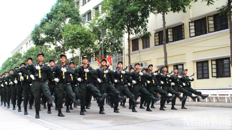 The male Mobile Police officers and soldiers join the rehearsal. The male Mobile Police officers and soldiers join the rehearsal.