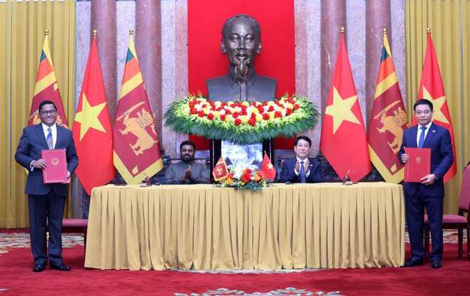 The two Presidents witness the exchange of an agreement on customs cooperation and mutual assistance between the Vietnamese and Sri Lankan Governments. (Photo: VNA)