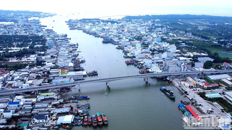 The Whale Worshipping Festival is an annual festival held in the coastal town of Song Doc, which has now reached its 100th year. This town is also the largest and most bustling coastal settlement in Ca Mau Province.