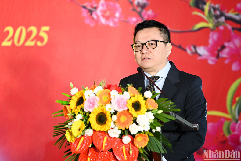 Nhan Dan Newspaper Editor-in-Chief Le Quoc Minh speaks at the event.