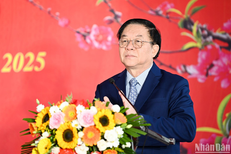 Politburo member Nguyen Trong Nghia speaks at the event.