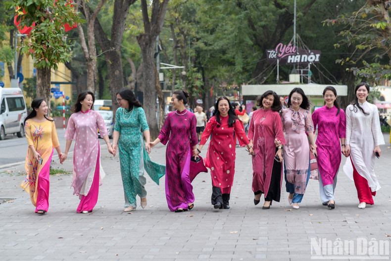The female reporters of Nhan Dan Online look beautiful in their Ao Dai.