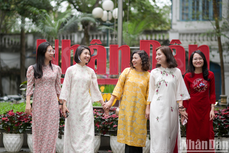 In response to Ao Dai Week, in addition to encouraging members to wear Ao Dai and traditional ethnic attire, the Executive Committee of the Nhan Dan Newspaper Trade Union also organised the photo contest "The Beauty of Nhan Dan Newspaper Women in Ao Dai”.