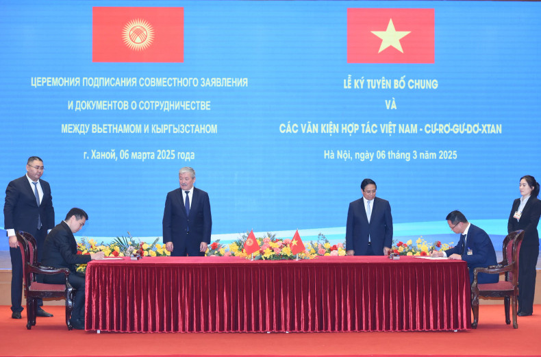 Both Prime Ministers witness the signing of the Memorandum of Understanding between the Civil Aviation Authority of Vietnam under the Ministry of Construction and the Civil Aviation Authority under the Council of Ministers of Kyrgyzstan. Both Prime Ministers witness the signing of the Memorandum of Understanding between the Civil Aviation Authority of Vietnam under the Ministry of Construction and the Civil Aviation Authority under the Council of Ministers of Kyrgyzstan.