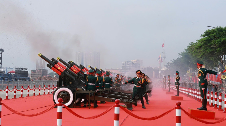 The cannon salute during the national flag-raising marking the 50th anniversary of the Liberation of the South and National Reunification. (Photo: Quang Chau – VNA)