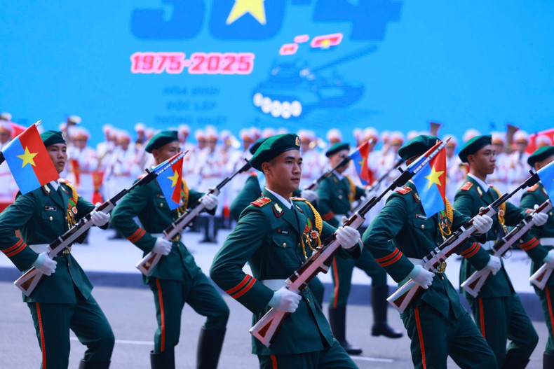 Rifle drill and military band performance “The Nation is Full of the Joys” by the Military Ceremonial Unit, the University of Military Culture and Arts, and art troupes from Military Regions 1, 3, and 9. (Photo: VNA)