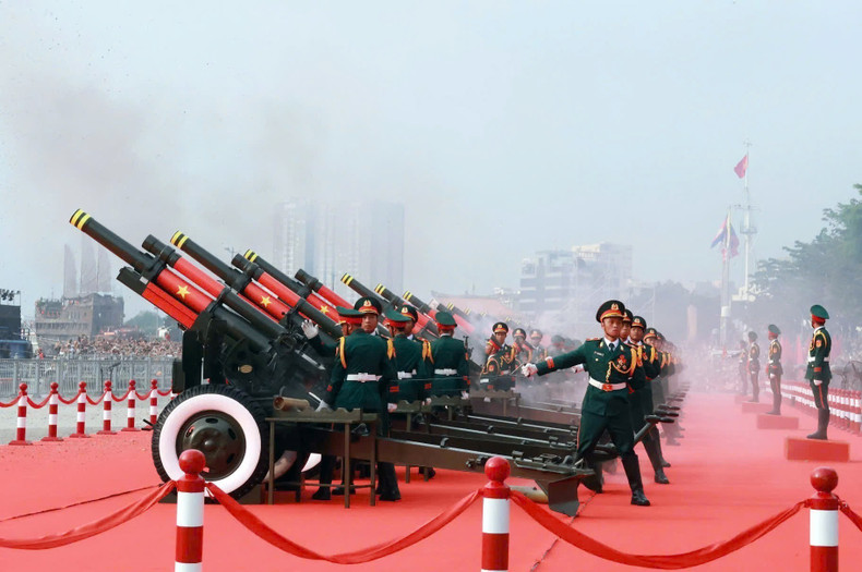 The cannon salute during the national flag-raising marking the 50th anniversary of the Liberation of the South and National Reunification. (Photo: Quang Chau – VNA)
