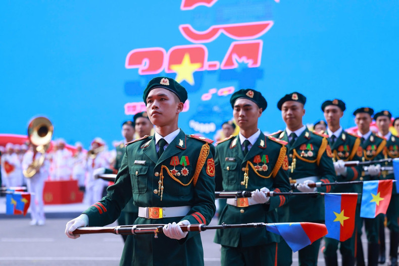 Rifle drill and military band performance “The Nation is Full of the Joys” by the Military Ceremonial Unit, the University of Military Culture and Arts, and art troupes from Military Regions 1, 3, and 9. (Photo: VNA)