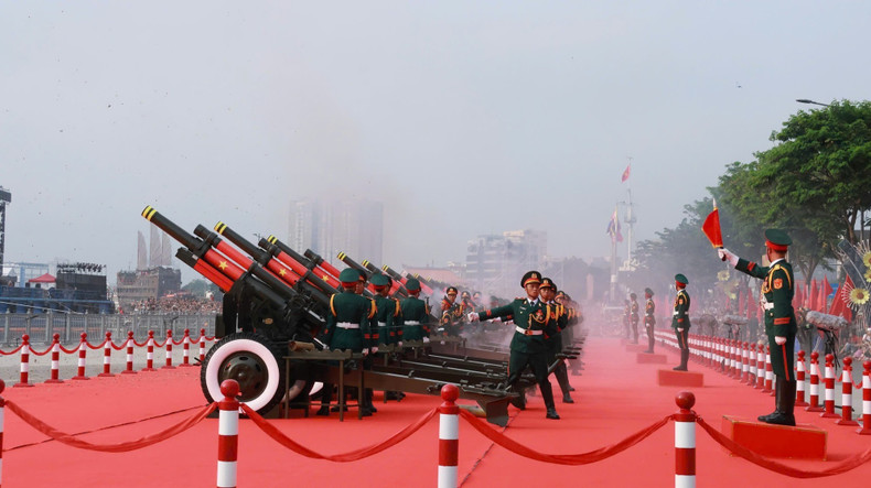 The cannon salute during the national flag-raising marking the 50th anniversary of the Liberation of the South and National Reunification. (Photo: Quang Chau – VNA)