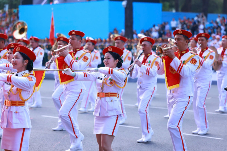 Rifle drill and military band performance “The Nation is Full of the Joys” by the Military Ceremonial Unit, the University of Military Culture and Arts, and art troupes from Military Regions 1, 3, and 9. (Photo: VNA)