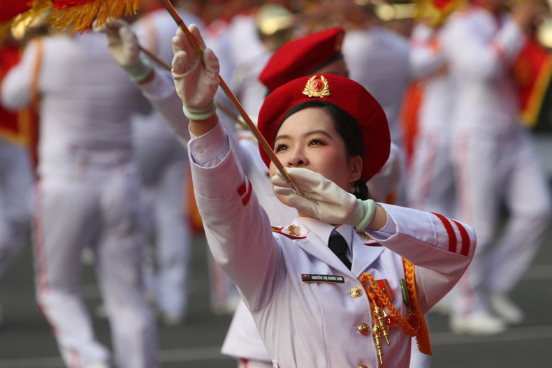 Rifle drill and military band performance “The Nation is Full of the Joys” by the Military Ceremonial Unit, the University of Military Culture and Arts, and art troupes from Military Regions 1, 3, and 9. (Photo: VNA)
