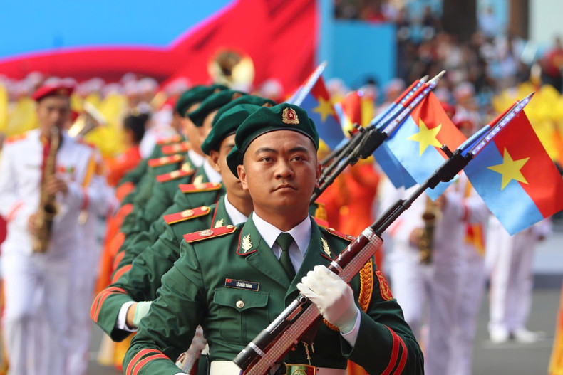 Rifle drill and military band performance “The Nation is Full of the Joys” by the Military Ceremonial Unit, the University of Military Culture and Arts, and art troupes from Military Regions 1, 3, and 9. (Photo: VNA)