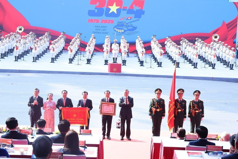 Party General Secretary To Lam, on behalf of the Party and State leaders, conferred the ‘Labour Hero’ title on the Party Committee, Government and People of Ho Chi Minh City. (Photo: VNA)