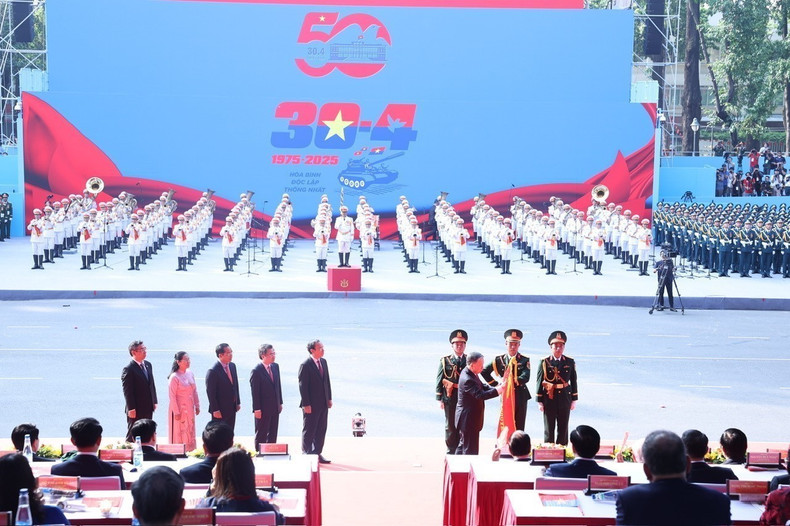 Party General Secretary To Lam, on behalf of the Party and State leaders, conferred the ‘Labour Hero’ title on the Party Committee, Government and People of Ho Chi Minh City. (Photo: VNA)