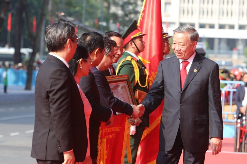 Party General Secretary To Lam, on behalf of the Party and State leaders, conferred the ‘Labour Hero’ title on the Party Committee, Government and People of Ho Chi Minh City. (Photo: VNA)
