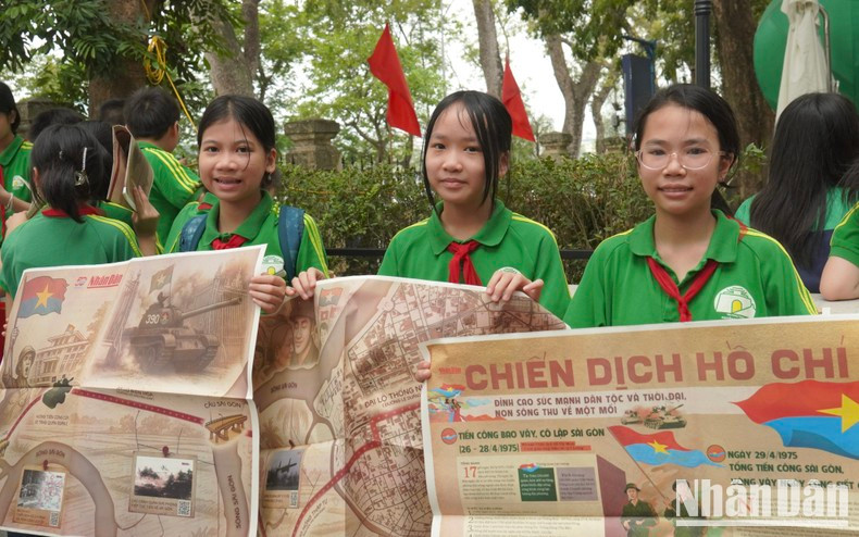 Students from Class 6A5 of Nguyen Tri Phuong Secondary School eagerly show off their meaningful gifts.