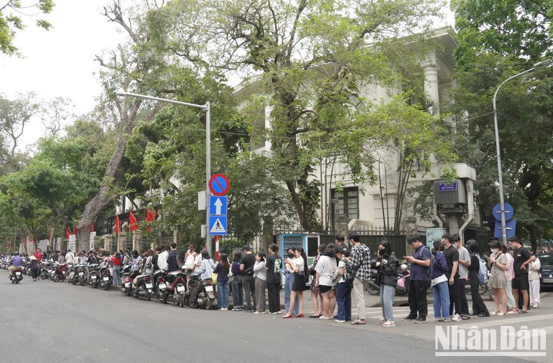 Long queues form outside the Nhan Dan Newspaper headquarters.