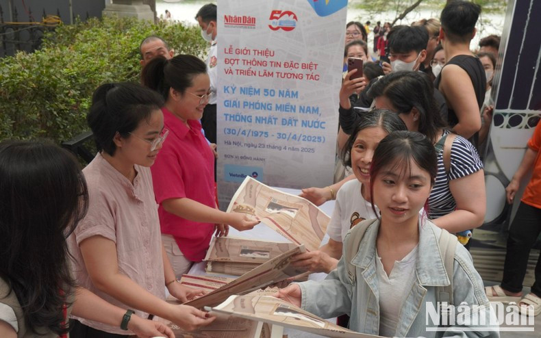 Nhan Dan Newspaper's staff distribute the supplement's copies to readers.