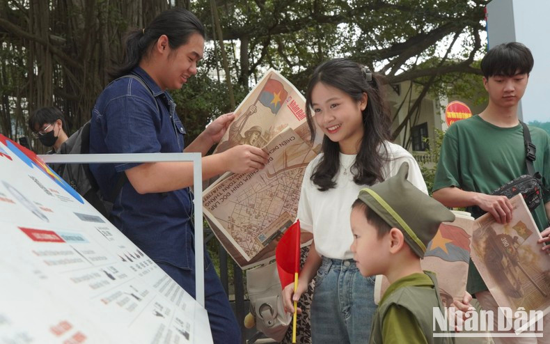 Many families take their children to the exhibition to learn about the significance of the April 30 victory.