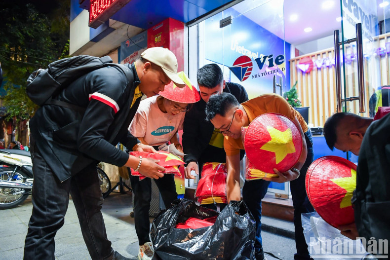 There are always T-shirts and conical hats printed with the national flags in the luggage of the fans. There are always T-shirts and conical hats printed with the national flags in the luggage of the fans.
