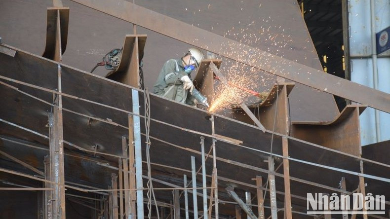 At Nam Trieu Shipyard, workers are assembling and connecting ship sections during the vessel construction process. At Nam Trieu Shipyard, workers are assembling and connecting ship sections during the vessel construction process.