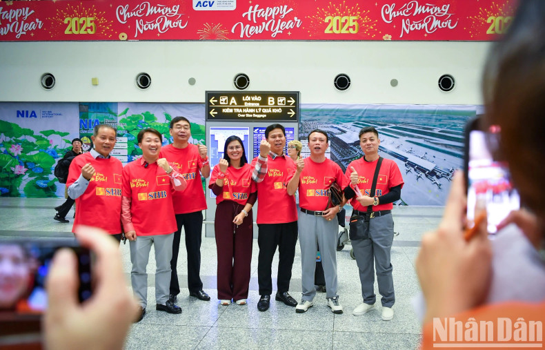 The presence of domestic fans will be a great source of motivation, helping the Vietnam football team gain more strength, determination, and confidence as they aim for the championship right on Thailand's home turf. The presence of domestic fans will be a great source of motivation, helping the Vietnam football team gain more strength, determination, and confidence as they aim for the championship right on Thailand's home turf.