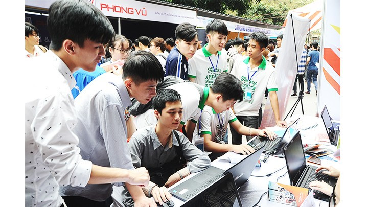A student from the University of Technology explores job opportunities at a company. (Photo: HAI ANH) A student from the University of Technology explores job opportunities at a company. (Photo: HAI ANH)