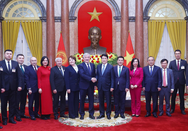 Vietnamese President Luong Cuong, Kyrgyz Prime Minister Adylbek Kasymaliev, and officials of the two countries at the meeting (Photo: VNA) Vietnamese President Luong Cuong, Kyrgyz Prime Minister Adylbek Kasymaliev, and officials of the two countries at the meeting (Photo: VNA)