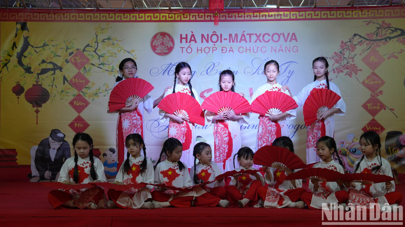 Attending the programme, the Vietnamese community at Incentra is filled with excitement and joy. They express pride in the country's development and remain optimistic that Vietnam will continue to achieve new milestones in 2025. Attending the programme, the Vietnamese community at Incentra is filled with excitement and joy. They express pride in the country's development and remain optimistic that Vietnam will continue to achieve new milestones in 2025.