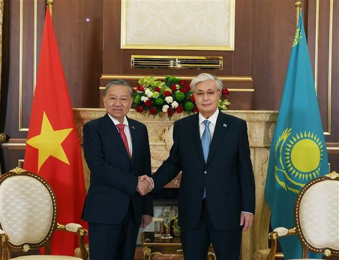 President of Kazakhstan Kassym-Jomart Tokayev welcomes Party General Secretary To Lam on May 5. (Photo: VNA) President of Kazakhstan Kassym-Jomart Tokayev welcomes Party General Secretary To Lam on May 5. (Photo: VNA)