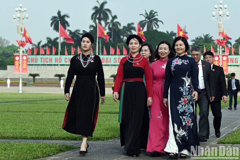 NA deputies exchange views on the sidelines while returning to the NA House to attend the preparatory session after paying tribute to President Ho Chi Minh.