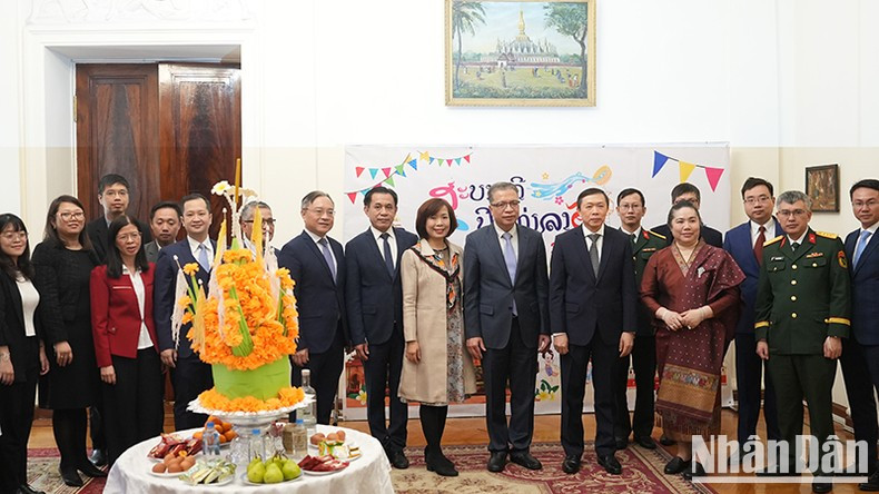 Ambassadors, diplomats, and staff members of the two embassies pose for a commemorative photo. Ambassadors, diplomats, and staff members of the two embassies pose for a commemorative photo.