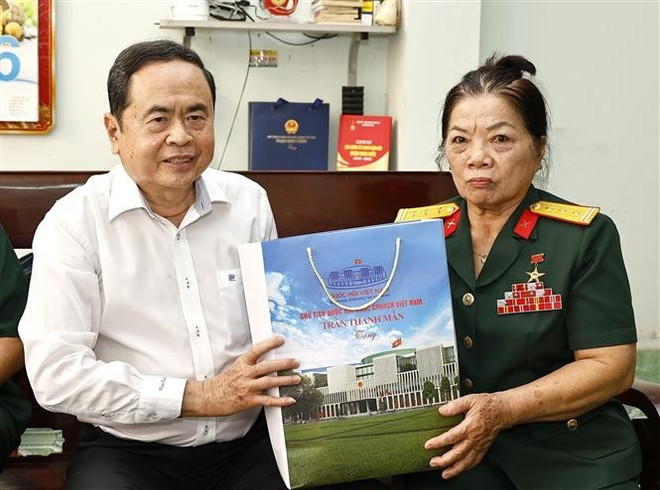 NA Chairman Tran Thanh Man presents a gift to Hero of the People's Armed Forces and former member of the Can Tho special force Nguyen Thi Van in An Binh ward, Ninh Kieu district, Can Tho city, on April 26. (Photo: VNA)