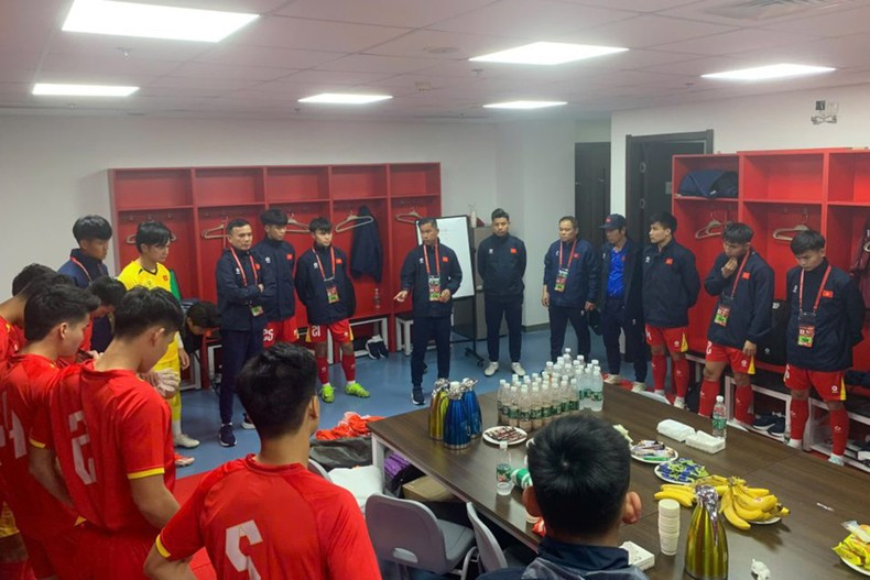 Vietnam’s coaching staff and players meet after the match. (Photo: VFF) Vietnam’s coaching staff and players meet after the match. (Photo: VFF)