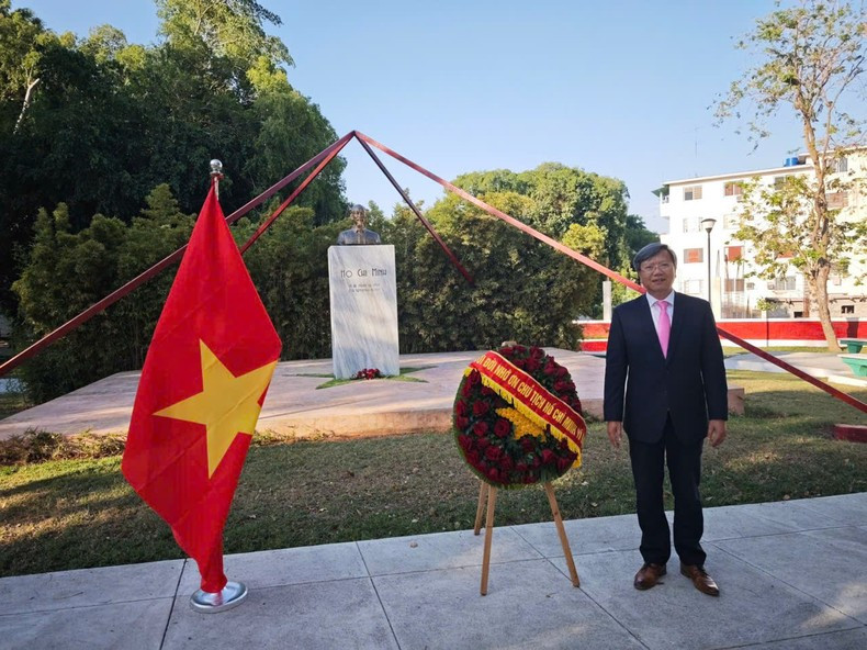Ambassador Le Quang Long presides over the ceremony commemorating the 135th birth anniversary of President Ho Chi Minh. (Photo: Vietnamese Embassy in Cuba)