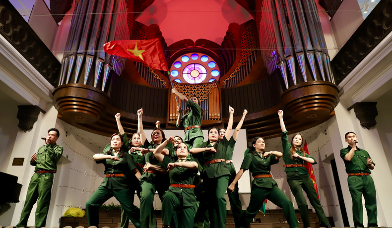 A performance marking the 135th birth anniversary of President Ho Chi Minh. (Photo: Embassy of Viet Nam in Hungary) A performance marking the 135th birth anniversary of President Ho Chi Minh. (Photo: Embassy of Viet Nam in Hungary)