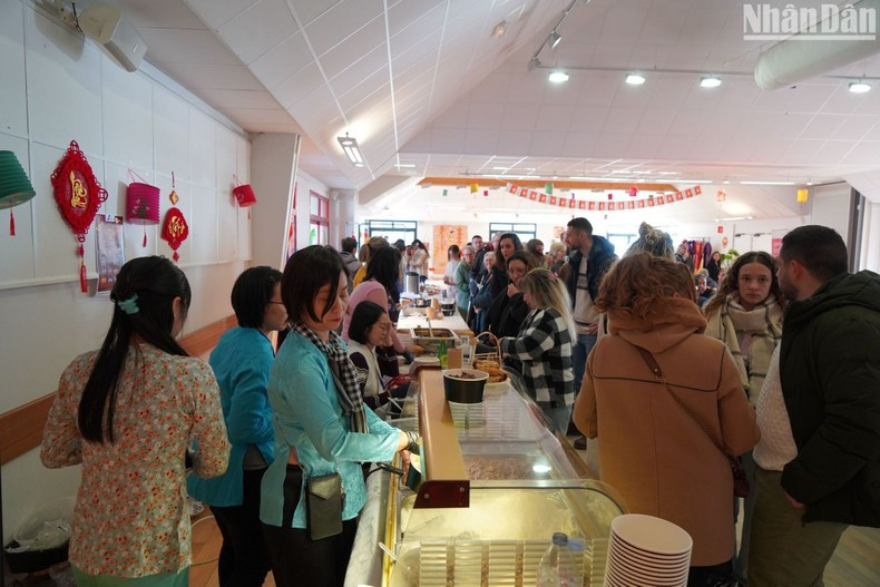 A large number of Vietnamese and French guests participate in the event.