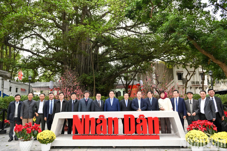 The delegates pose for a photo at Nhan Dan Newspaper headquarters.