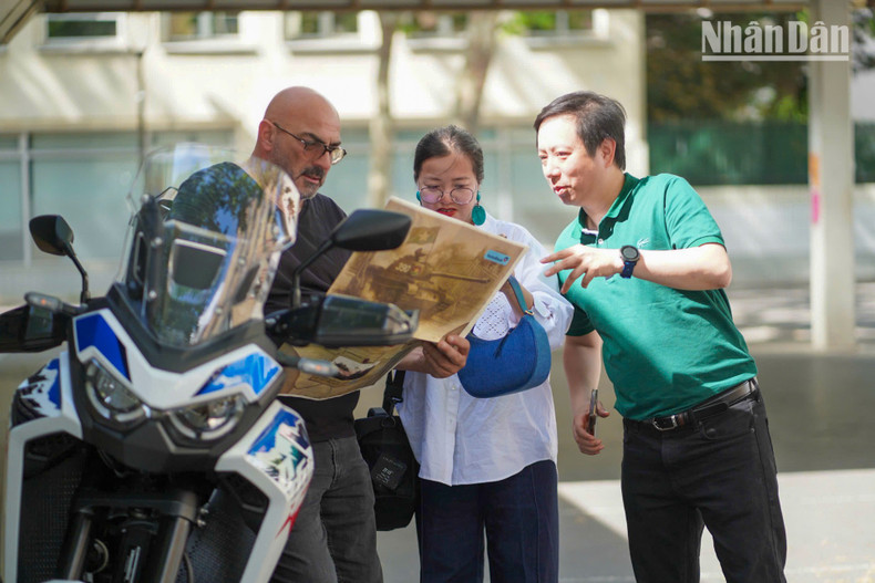 Tran Phan Linh and Quynh Chi from the Embassy also introduce the supplement and the significance of the April 30 victory to French friends.