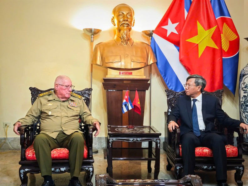 Vietnamese Ambassador to Cuba Le Quang Long receives Minister of the Revolutionary Armed Forces Álvaro López Miera. (Photo: Vietnamese Embassy in Cuba)