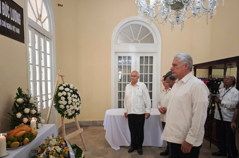 First Secretary of the Communist Party of Cuba Central Committee and President of Cuba Miguel Díaz-Canel and other members of the delegation pay tribute to the late President Tran Duc Luong. (Photo: Vietnamese Embassy in Cuba)