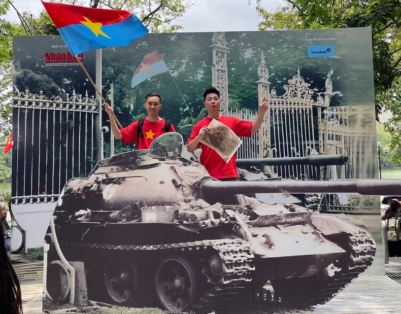 Vlogger Vu Manh Tuyen poses for a photo at the exhibition. (Photo courtesy of Tuyen)