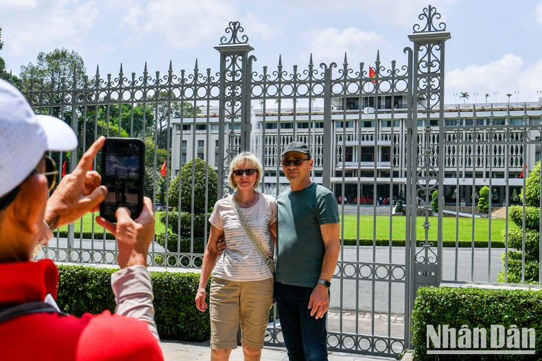 Tourists check in in front of the Independence Palace. (Photo: THANH DAT) Tourists check in in front of the Independence Palace. (Photo: THANH DAT)